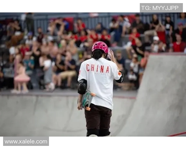 硬纸板足球明星的奇幻之旅：从街头到赛场的梦想与坚持